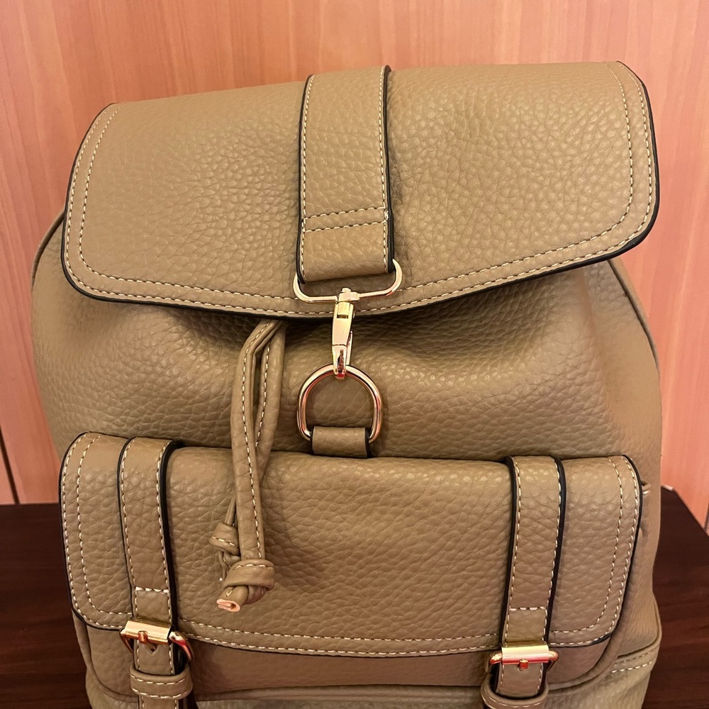 New bucket backpack. With adjustable string. Khaki color. Pattern leather.